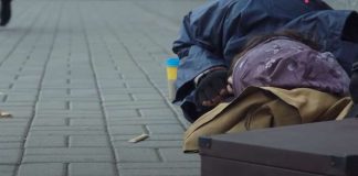 NOVOSAĐANKA PRIŠLA BESKUĆNIKU I DALA MU NOVAC Kada je progovorio, shvatila je ko se krije iza izmučenog lica: Ostala je u šoku
