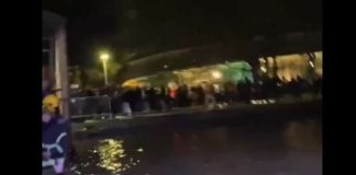 ŠTA SE DEŠAVA SA POTONULIM SPLAVOM OD JUTROS? Voda ga nagrizla skoro do kraja, ljudi u panici ostavili sve, odeću, obuću, ključeve