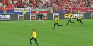 DOBIO JE MINUT SLAVE Navijač Srbije upao na teren i podigao tri prsta (VIDEO)