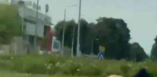 (VIDEO) Gde možeš, ti odmori: Muškarac malo odspavao NA MESTU GDJE NIKAKO NE BI SMEO