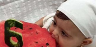 Beba glocka svoju torticu kao da je najslađa na svetu: Uzbuđena je, obleće, a ustvari jede lubenicu! (VIDEO)