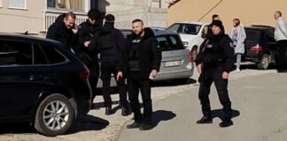 NAPETO ISPRED OPŠTINE KOSOVSKA MITROVICA Srbi traže svoja prava – Kurti poslao specijalce u džipovima