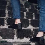 Kako ostati fizički aktivan kada vam je dan pun obaveza? Osoba u kožnim patikama hoda stepenicama