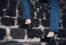 Kako ostati fizički aktivan kada vam je dan pun obaveza? Osoba u kožnim patikama hoda stepenicama