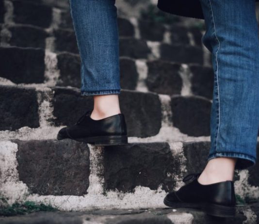 Kako ostati fizički aktivan kada vam je dan pun obaveza? Osoba u kožnim patikama hoda stepenicama