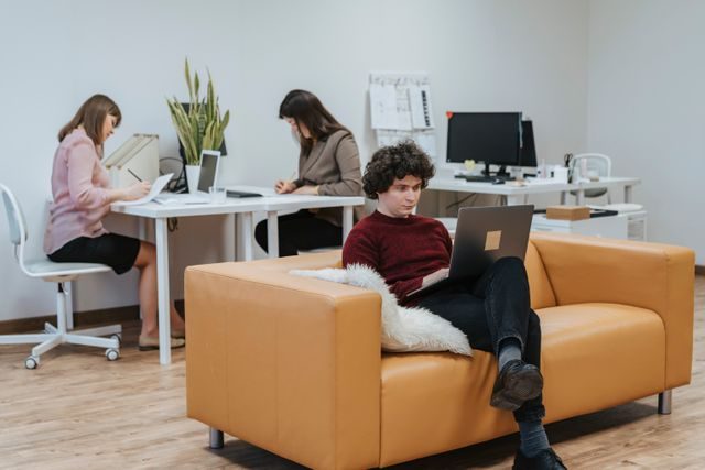 DIGITALCIRCLE-novicentar-Rad za stolom bez dovoljno kretanja kada počinju zdravstveni problemi-osobe-kancelarija-laptop-sofa